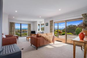 ein Wohnzimmer mit einem Sofa und einem Tisch in der Unterkunft Views over Blenheim - Blenheim Holiday Home in Blenheim