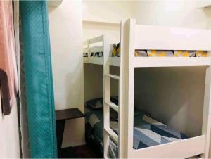 マニラにあるAmazing Condo @ the heart of Manilaのデスク、二段ベッドが備わるドミトリールームのベッド1台分です。