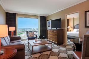 TV a/nebo společenská místnost v ubytování Omni Fort Worth Hotel