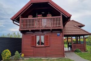 Casa pequeña de color rojo con balcón y porche en 54 Green Road Varaždin en Kućan Marof