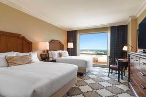 Postel nebo postele na pokoji v ubytování Omni Fort Worth Hotel