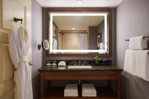 Koupelna v ubytování Omni Fort Worth Hotel