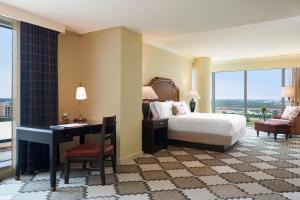 Postel nebo postele na pokoji v ubytování Omni Fort Worth Hotel