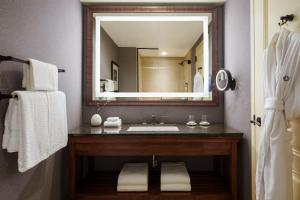 Koupelna v ubytování Omni Fort Worth Hotel