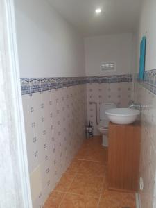 Ένα μπάνιο στο Impeccable 2-Bed House in Viana do Castelo +19 φωτογραφίες