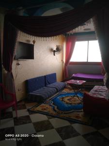 - un salon avec un canapé et une table dans l'établissement شقق وشليهات رشيد علي ضفاف بحيره قارون, à Shakshuk