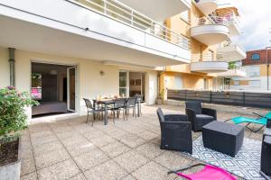 un patio avec des chaises et une table dans un bâtiment dans l'établissement Comme chez vous, à Strasbourg