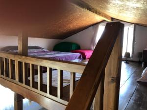 a bedroom with a bunk bed and a wooden staircase at Wifi Hafta sonu kaçamağı wifi in Gelibolu