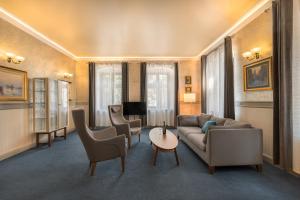 salon z kanapą, krzesłami i stołem w obiekcie Apartamenty Rynek 20 w Pszczynie