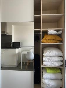 een kamer met een plank met kussens en een keuken bij Studio Kristof 705 in Middelkerke