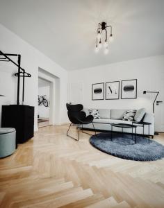sala de estar con sofá y alfombra en Pension MONO - Adults Only en Český Krumlov
