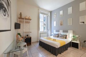 um quarto com uma cama e uma televisão em 3B Bed & Breakfast Firenze Centro em Florença