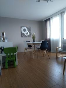 a dining room with a table and chairs at Appt ENTIER proche *CENTRE VILLE *GARE in Sainte-Savine