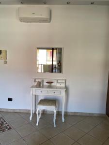 biały toaletka z lustrem i stołkiem w obiekcie Casti - Appartamento MM3 Comasina w Mediolanie