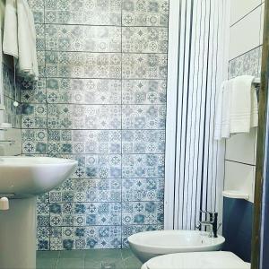 bagno con lavandino e servizi igienici di B&B Silvana a Ugento