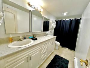 Kopalnica v nastanitvi Newly Remodeled spacious units, minutes from mountains, inlet, downtown and airport