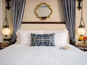 Uma cama ou camas num quarto em Jumeirah Al Qasr Dubai