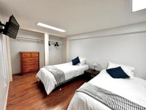 um quarto com 2 camas e uma cómoda em Newly Remodeled spacious units, minutes from mountains, inlet, downtown and airport em Anchorage