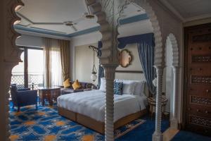 Uma cama ou camas num quarto em Jumeirah Al Qasr Dubai