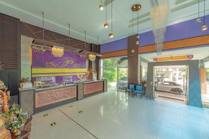 una hall con bar e concessionaria di auto di The Wing Design Hotel a Bangkok