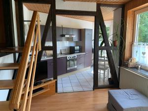 eine Küche mit einem Hochbett in einem Zimmer in der Unterkunft Haus am Kurpark in Clausthal-Zellerfeld