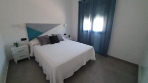 Postel nebo postele na pokoji v ubytování Caserón de Piedra Conil + 18 fotografií