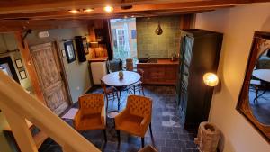 uma vista superior de uma cozinha com uma mesa e cadeiras em Een vleugje wellness in de Voerstreek - Bed & Brocante Onder de Poort em Voeren