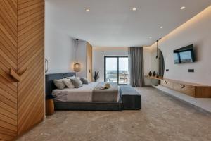una camera con un letto e una grande finestra di Milestones Naxos a Naxos Chora