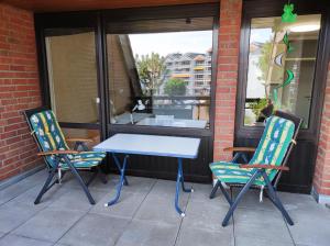 a table and two chairs sitting on a patio at Am Zwischenahner Meer in Bad Zwischenahn