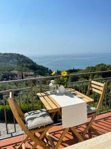 ein Tisch und Stühle auf einem Balkon mit Aussicht in der Unterkunft UN SOGNO NEL GOLFO DEI POETI in Lerici