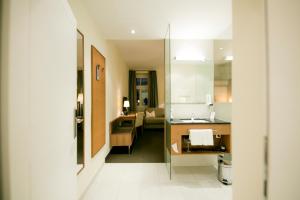 um corredor com uma cozinha e uma sala de estar em Hotel Sailer em Innsbruck