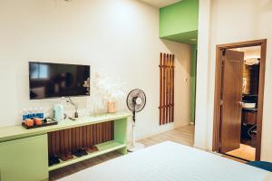 Villa Hoa Da的电视和/或娱乐中心