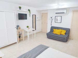 ein Wohnzimmer mit einem Sofa und einem Tisch in der Unterkunft Girona La Lleona in Girona