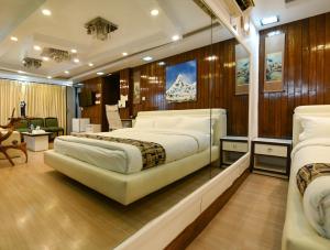 Rúm í herbergi á Hotel M Square Pvt.Ltd