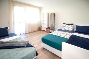 1 Schlafzimmer mit 2 Betten und einem großen Fenster in der Unterkunft Luxury & Calm Apartment in Burgas City