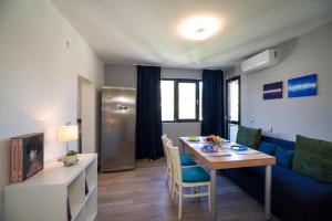- un salon avec une table et un canapé bleu dans l'établissement Luxury & Calm Apartment, à Bourgas
