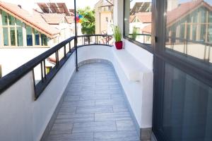 eine Treppe, die auf einen Balkon mit einer Pflanze führt in der Unterkunft Luxury & Calm Apartment in Burgas City