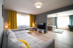 - un salon avec un canapé et une télévision dans l'établissement Luxury & Calm Apartment, à Bourgas