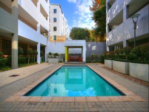 una piscina frente a un edificio en Perfect Traveler's apartment, en Johannesburgo
