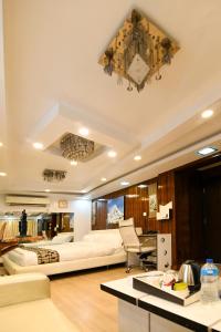 Rúm í herbergi á Hotel M Square Pvt.Ltd