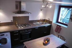 Una cocina con una mesa con un bol de fruta encima. en Villa Jules, en Chamonix-Mont-Blanc 7 fotos más