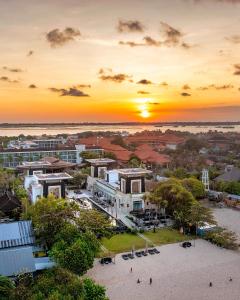 una vista aérea de una ciudad al atardecer en The Sakala Resort Bali All Suites, en Nusa Dua