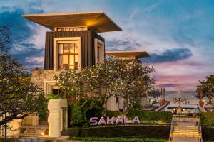 努沙杜瓦的住宿－The Sakala Resort Bali All Suites，前面有标志的房子