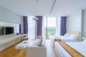 ein Hotelzimmer mit 2 Betten und einem TV in der Unterkunft Khách sạn Minh Long in Tuy Hoa