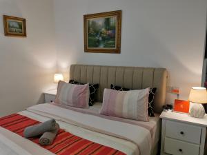 1 dormitorio con 1 cama grande y 2 mesitas de noche en Apple 4@Menara Simfoni/King Bed/Wifi/Netflix/TVBOX en Cheras