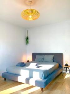安特衛普的住宿－Sam in Antwerp，一张大床,位于光线充足的房间内