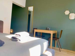um quarto com uma cama, uma mesa e um espelho em Sam in Antwerp em Antuérpia