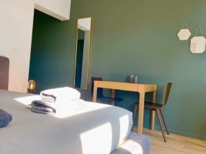 Postel nebo postele na pokoji v ubytování Cozy Apartment in Antwerpen Centraal