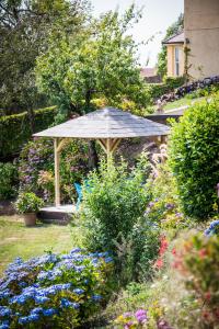 Um jardim no exterior de Gabriel House Guesthouse