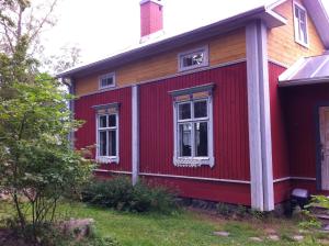 a red house with two windows on the side of it at Brinkin Wanha Pappila in Kokkola